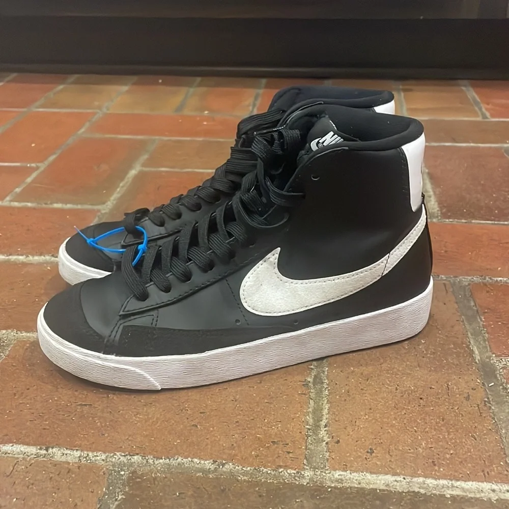 Nike stylish black